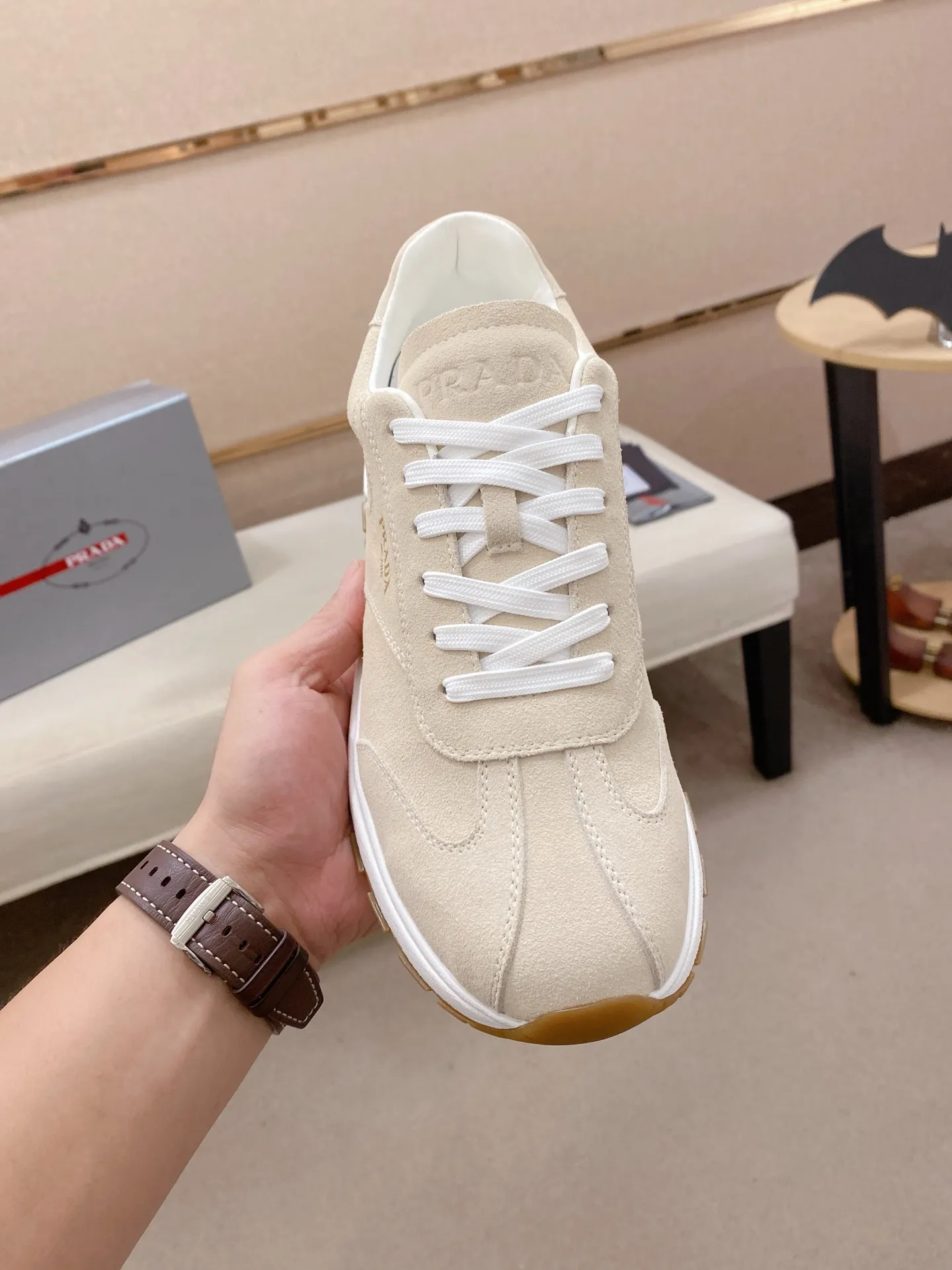 Men's shoes 💰 580💰 ✔️✔️✔️High version High-quality new PRADA counters are launched simultaneously. The new men's shoes and 😘fabric are selected suede cowhide and are made by pure handicrafts. Lining: Full cowhide lining. 👍🏿 High-end ☄️ air-cushion molded anti-slip rubber outsole, exquisite lines, simple and elegant, comfortable and high-end for leisure travel. Code number: 38 to 44